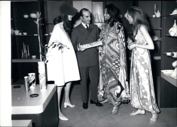 Emilio Pucci ze swoimi modelkami na otwarciu Rosenthal-Studios we Frankfurcie - 26 listopada 1968 rok /fot. Forum