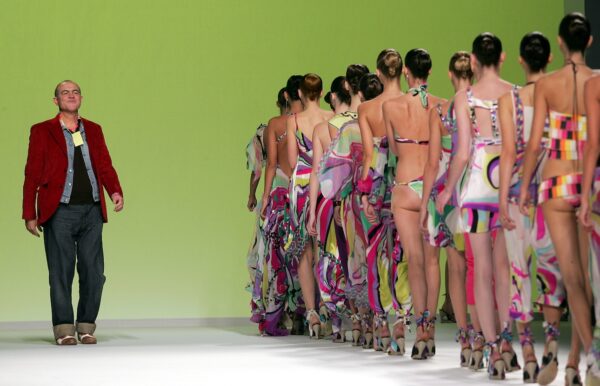 Christian Lacroix w finale swojej kolekcji dla Emilio Pucci wiosna-lato 2005 /fot. Forum