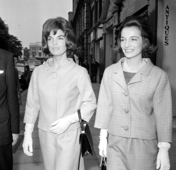 Jackie Kennedy i księżniczka Lee Radziwill w Londynie | 6 czerwca 1961 roku /fot. Forum