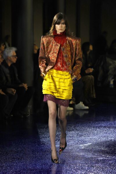 Modelka w kolorowej stylizacji ze spódnicą ozdobioną koronką | Pokaz Saint Laurent - Paris Fashion Week /fot. Forum
