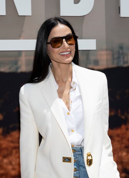 Demi Moore w białej marynarce na evencie serialu "Landman" /fot. Forum