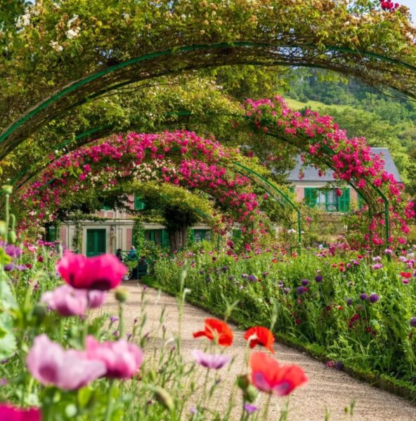 Ogród z różowo-pomarańczowymi kwiatami - Ogród Claude'a Moneta w Giverny (Francja).