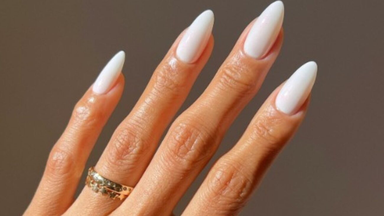 Kokosowy manicure to nowy trend, który pięknie podkreśli wakacyjną opaleniznę