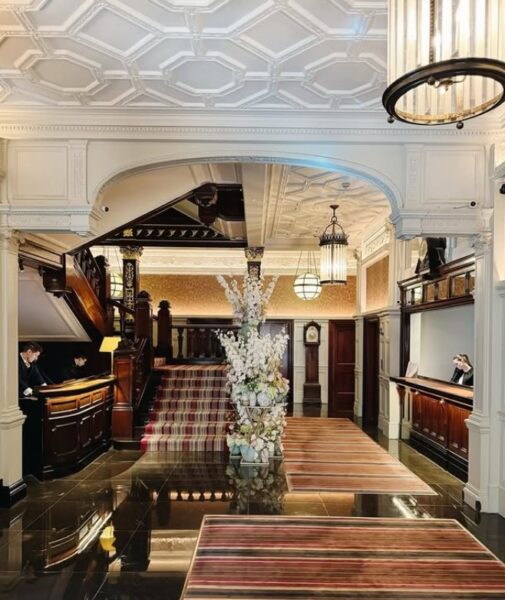 Wnętrze hotelu The Connaught w Londynie.