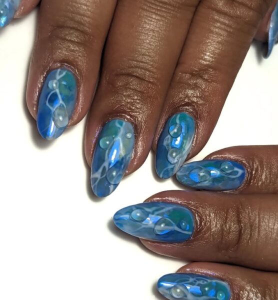 Niebieski manicure.