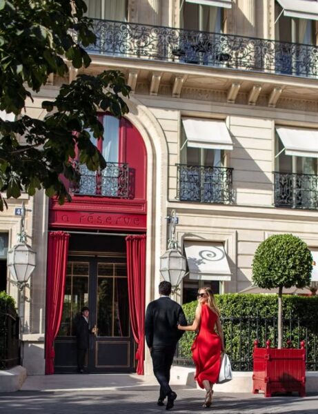 Hotel La Réserve w Paryżu z zewnątrz.