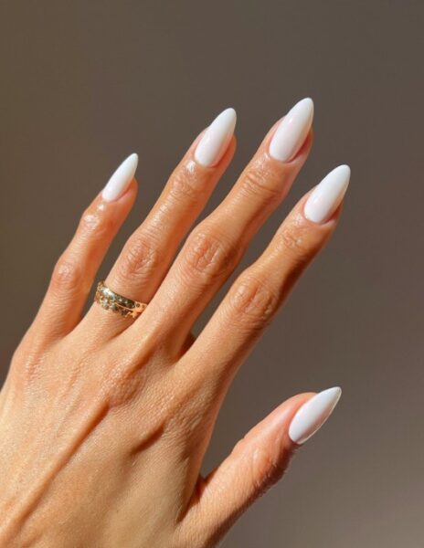 Jasny manicure w kolorze mleka kokosowego.