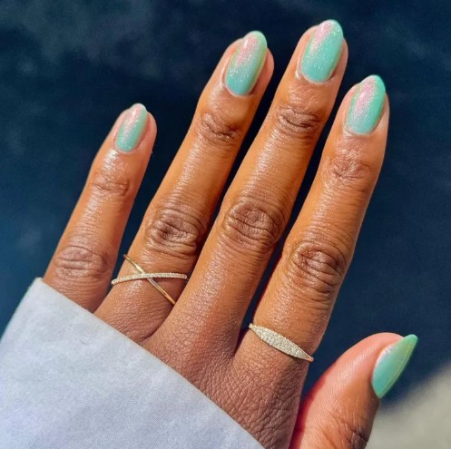 Manicure opalowy w odcieniu mięty i różu.