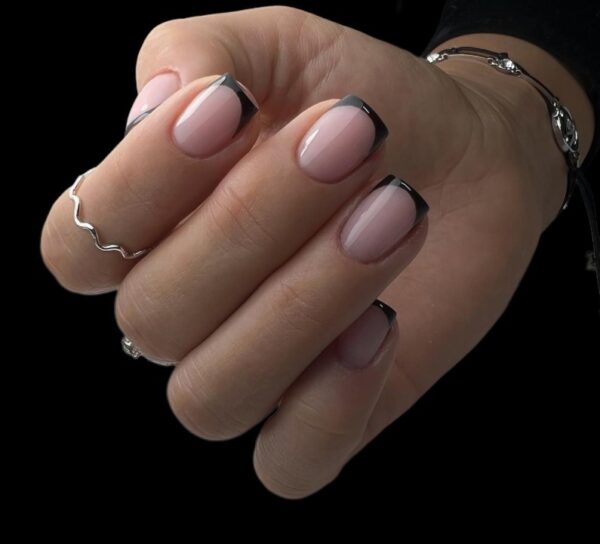 Manicure francuski z czarnymi końcówkami.