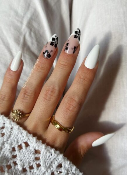 Kokosowy manicure ozdabiany kwiatami hawajskimi.