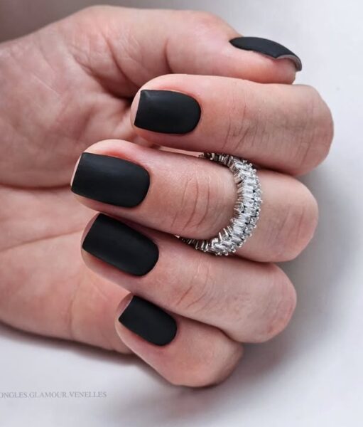 Czarny, matowy manicure.