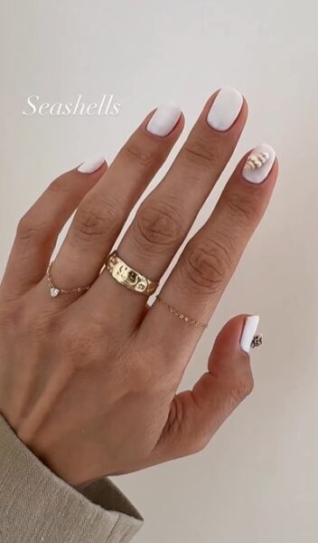 Kokosowy manicure z muszlami.