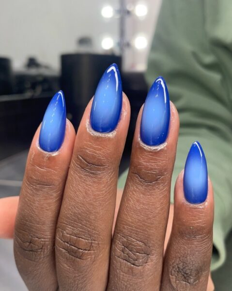 Niebieski manicure.