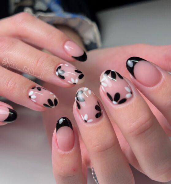 Manicure jasno-czarny w kwiaty.