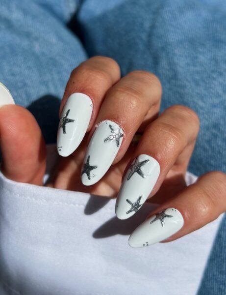 Kokosowy manicure ze srebrnymi rozgwiazdami.