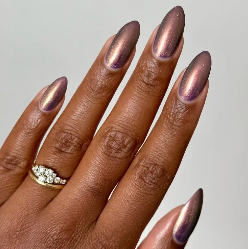 Manicure opalowy w odcieniu orchidei.