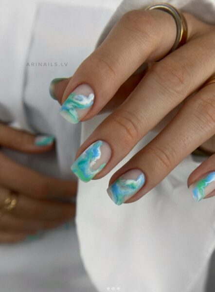Manicure jasno-turkusowy.