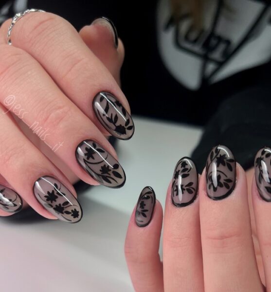 Czarny manicure w kwiaty.