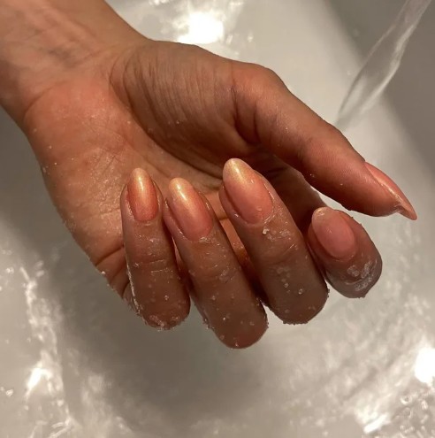 Manicure opalowy w odcieniu brzoskwini.