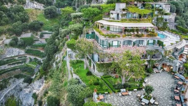 Hotel Il San Pietro di Positano z zewnątrz.