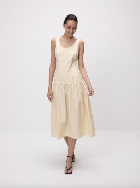 Kremowa sukienka maxi z obniżoną talią /fot. Reserved.com