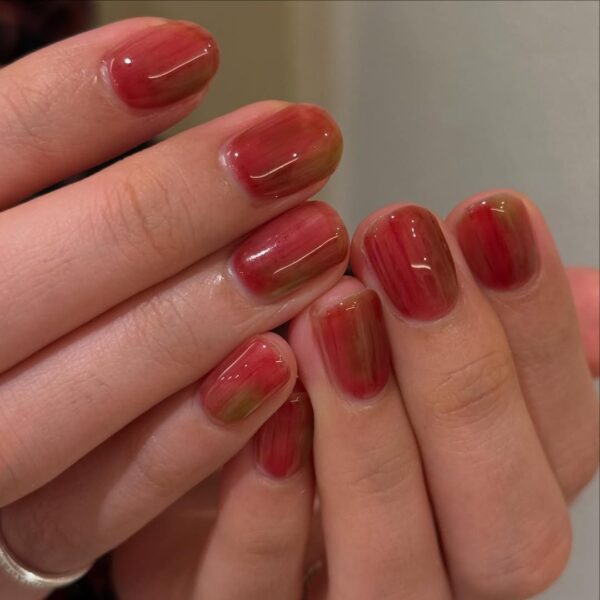 jabłuszkowy manicure - trendy w zdobieniu paznokci lato 2025 /fot. Instagram.com/lsubak_nail