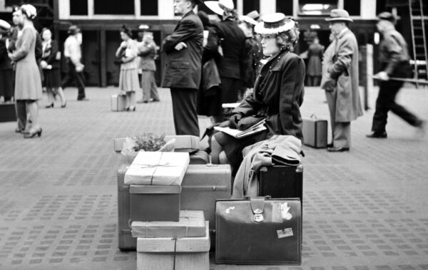 Stylowa kobieta w podróży ok. 1943 roku /fot. Forum