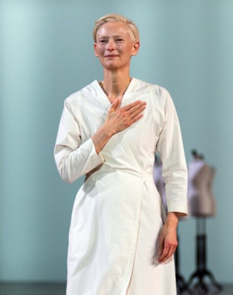 Tilda Swinton w butach polskiej marki. To ponadczasowy model
