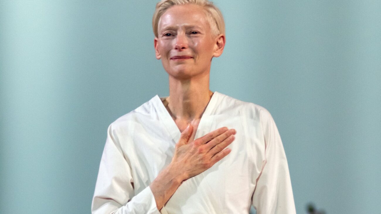 Tilda Swinton w butach polskiej marki. To ponadczasowy model