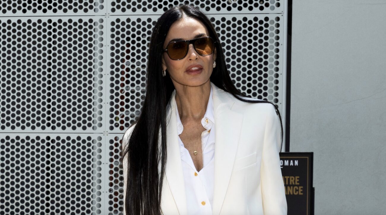 Demi Moore inspiruje do casualowej elegancji w letnim wydaniu
