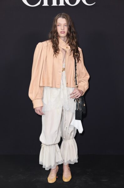 Spodnie z falbanką na pokazie Chloe - Paris Fashion Week /fot. Forum