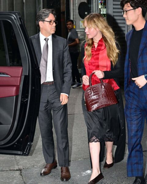Jennifer Lawrence w spódnicy z koronkowym wykończeniem /fot. Instagram.com/jlawsupdates