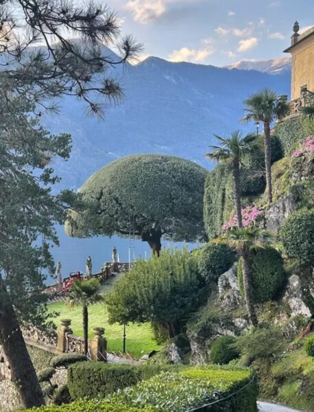 Ogród w Villa del Balbianello nad jeziorem Como.