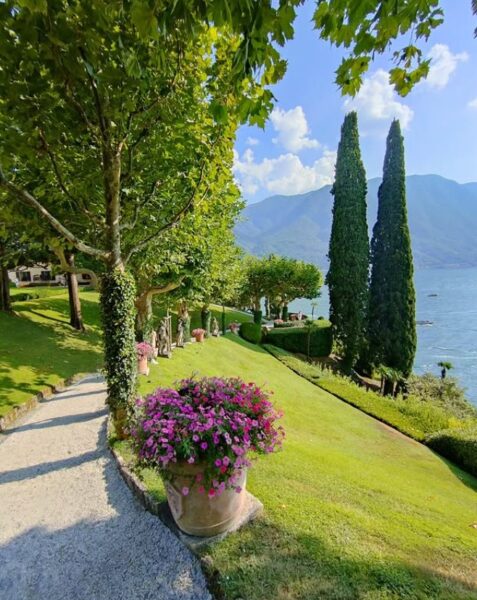 Ogród w Villa del Balbianello nad jeziorem Como.