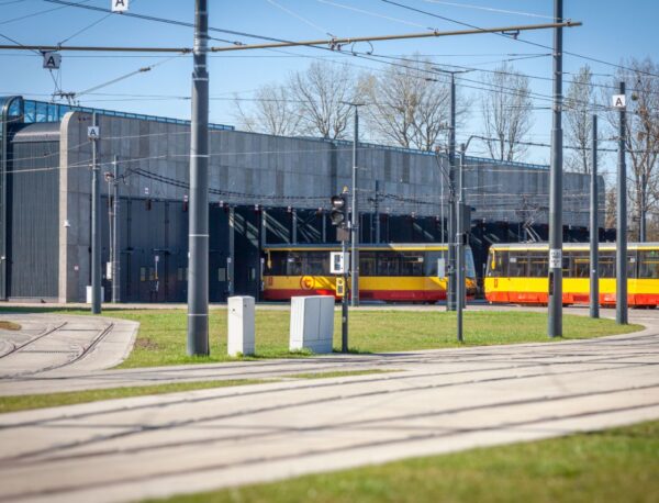 Zajezdnia tramwajowa sfotografowana w słoneczny dzień.
