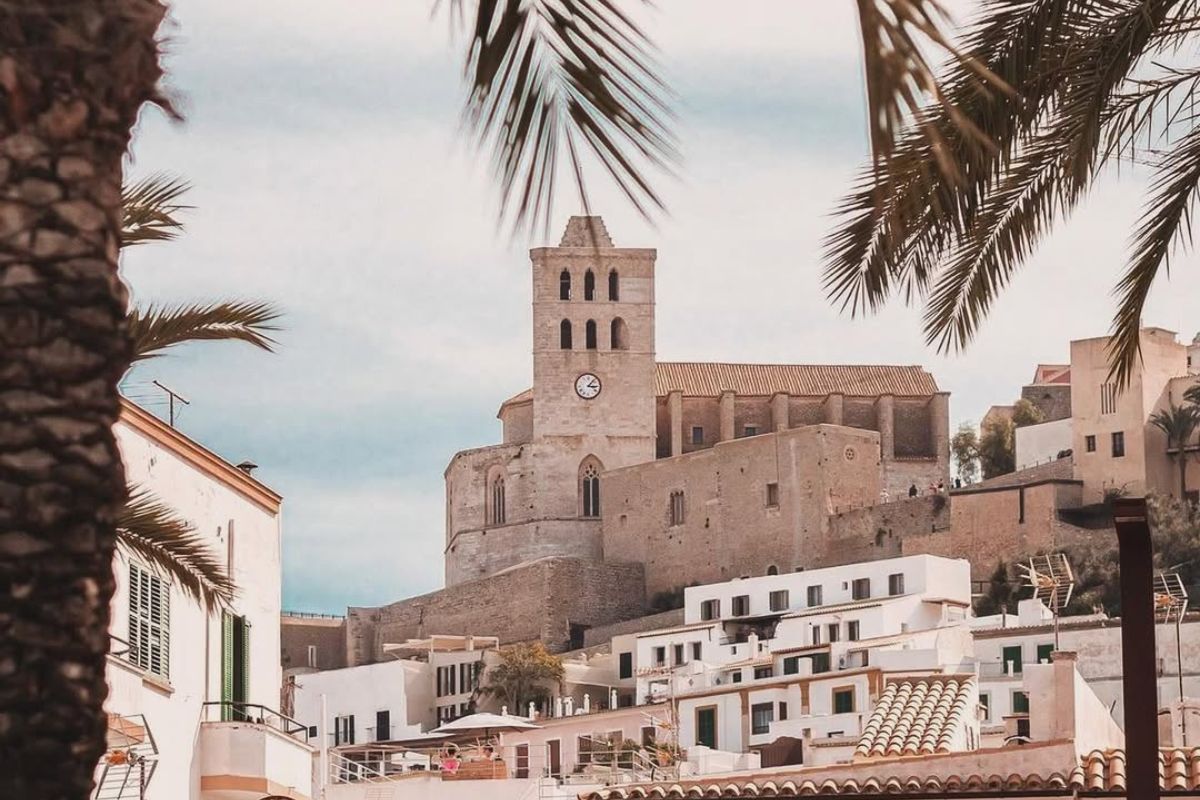 Atrakcje na Ibizie to nie tylko imprezy! 9 miejsc ze sztuką i kulturą