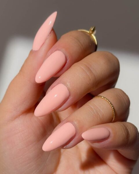 Brzoskwiniowy manicure na koniec lata – romantyczne przedłużenie wakacji w 8 wariantach