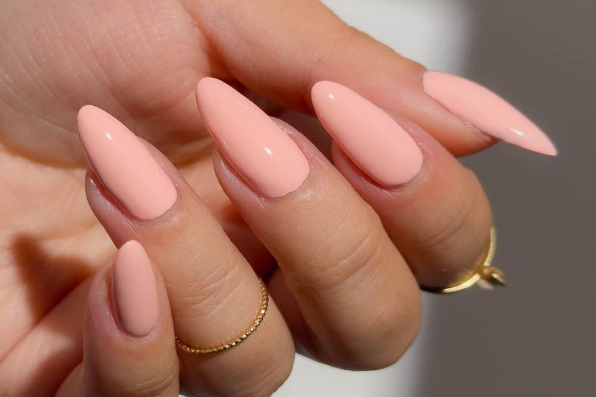 Brzoskwiniowy manicure na koniec lata – romantyczne przedłużenie wakacji w 8 wariantach