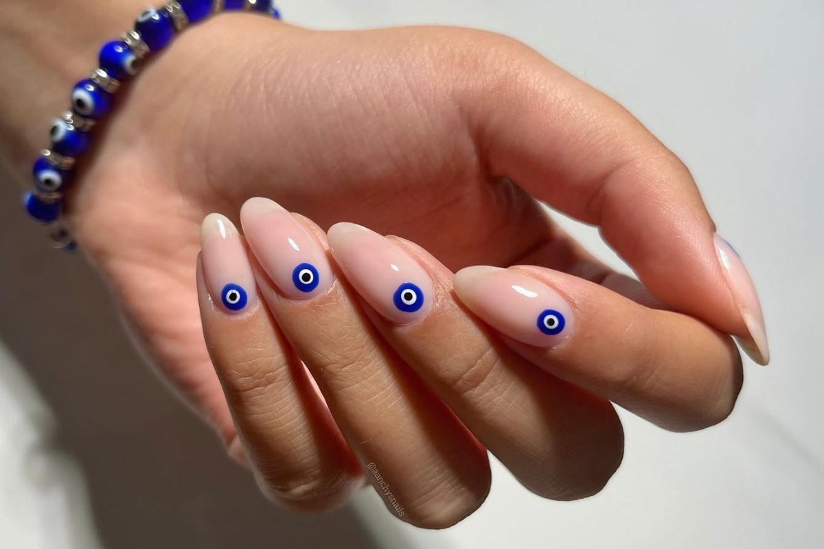 Evil eye manicure – paznokcie talizmany. Odbijają złe spojrzenie, a przyciągają podziw