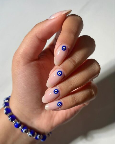 Evil eye manicure – paznokcie talizmany. Odbijają złe spojrzenie, a przyciągają podziw