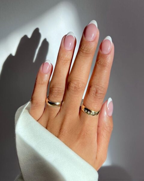 French manicure dla 50-latek – wyrafinowane paznokcie dla kobiet z elegancją w DNA