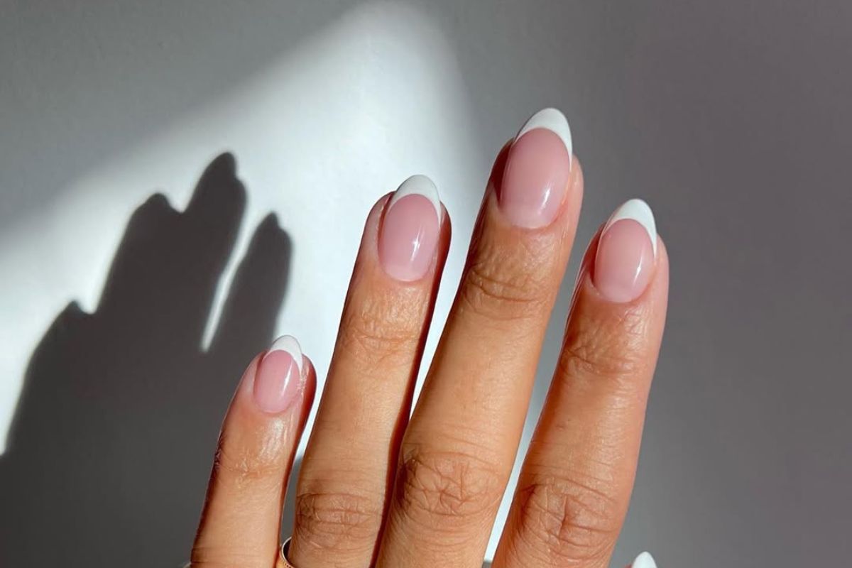 French manicure dla 50-latek – wyrafinowane paznokcie dla kobiet z elegancją w DNA