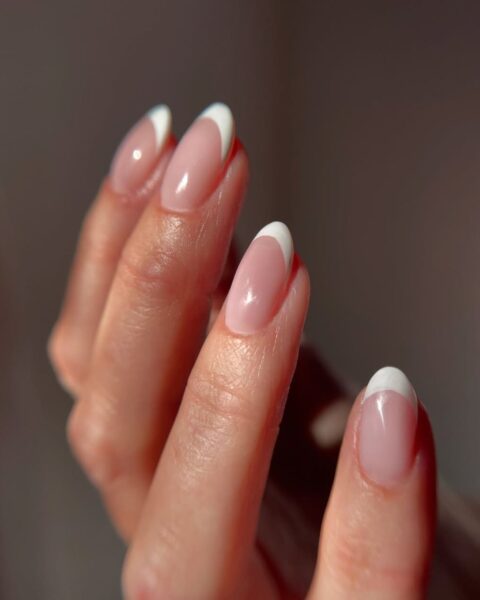 French manicure w stylu old money – niewymuszone, dyskretne bogactwo w 8 wydaniach