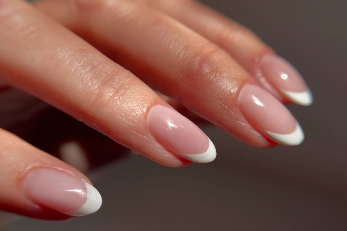 French manicure w stylu old money – niewymuszone, dyskretne bogactwo w 8 wydaniach