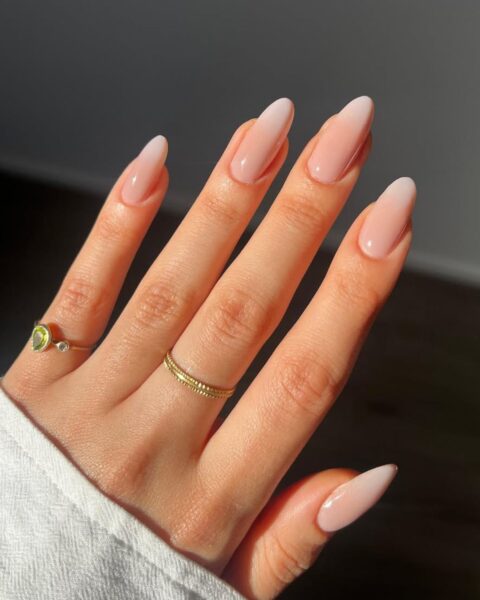 Glass french manicure – nosi go jedna gwiazda, a minimalistki nie mogą mu się oprzeć