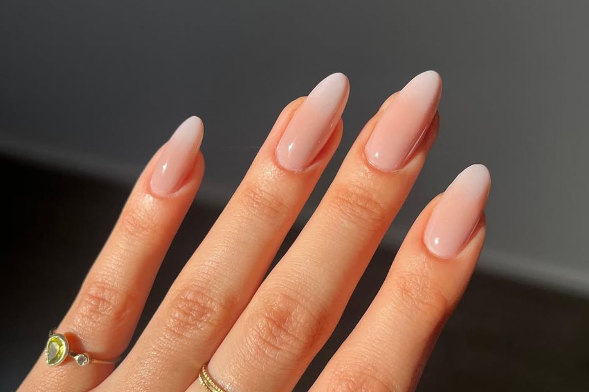 Glass french manicure – nosi go jedna gwiazda, a minimalistki nie mogą mu się oprzeć