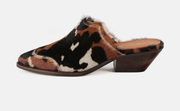 Mule na obcasie w krowi print.