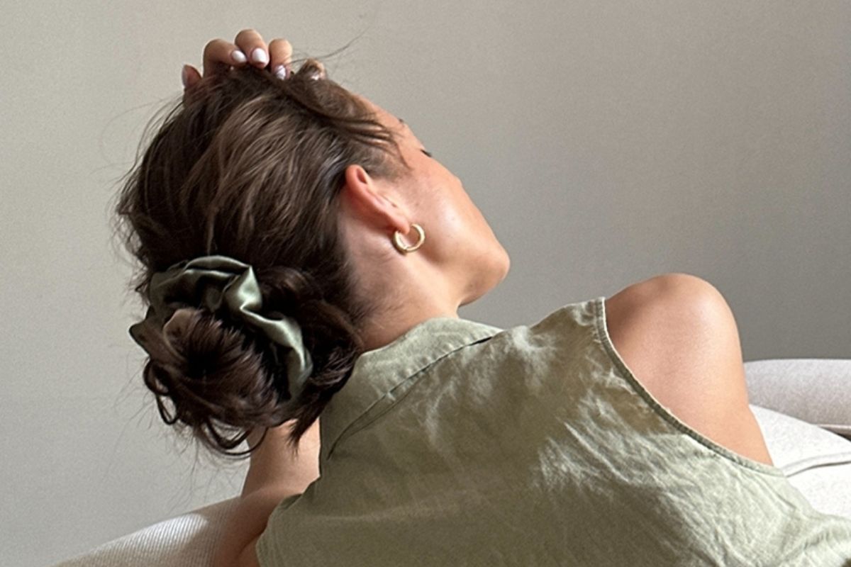 Jak nosić scrunchie? Fryzury z szeroką owijką, które pasują eleganckim kobietom