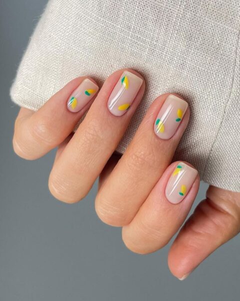 Lemon nails – 10 orzeźwiających pomysłów na cytrusowy manicure w stylu dolce vita