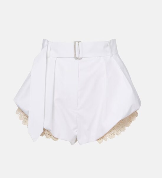 Białe shorty typu bloomers z koronkowym wykończeniem.